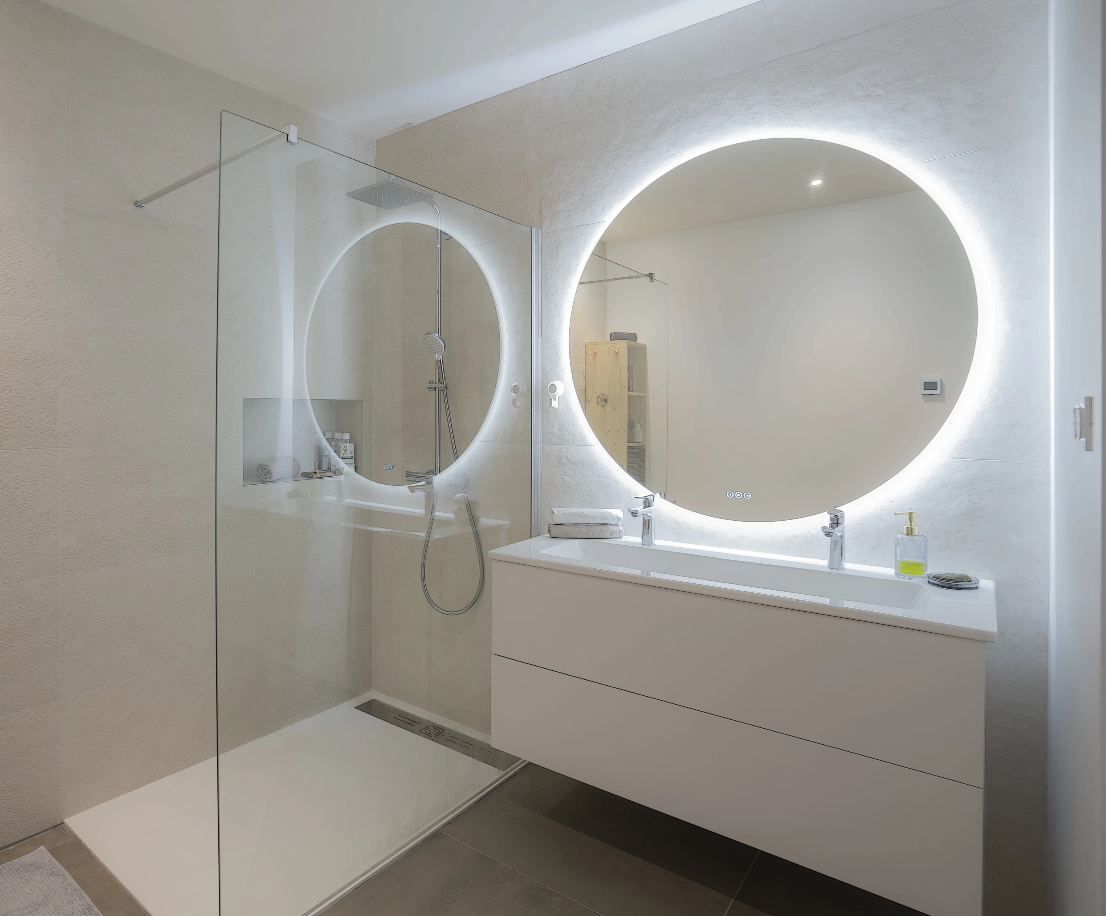 realisation de salle de bains chez un particulier meuble