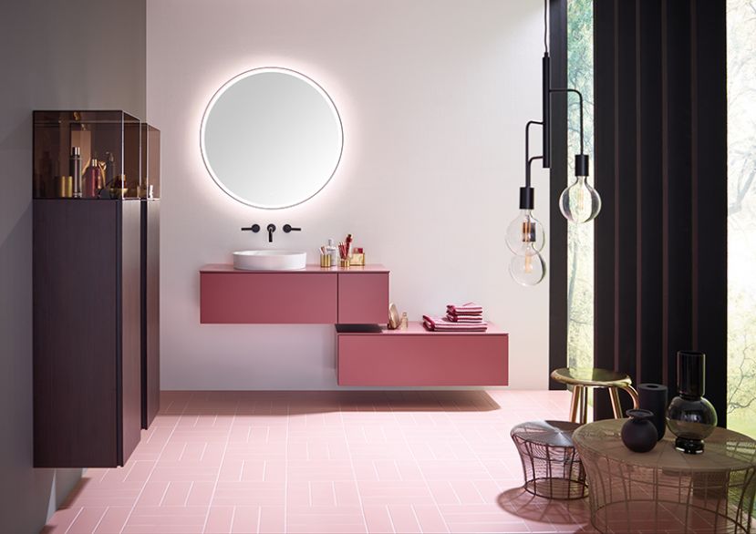 Comment agrandir l'espace de la salle de bains avec un jeu de miroirs ?